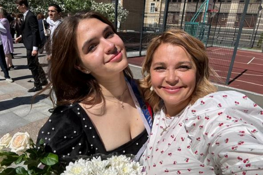Ирина Пегова опубликовала фотографии с выпускного дочери