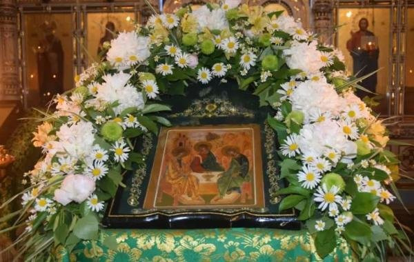 Троица - 2024. Красивые поздравления стихах и смс. Что нельзя делать в этот день