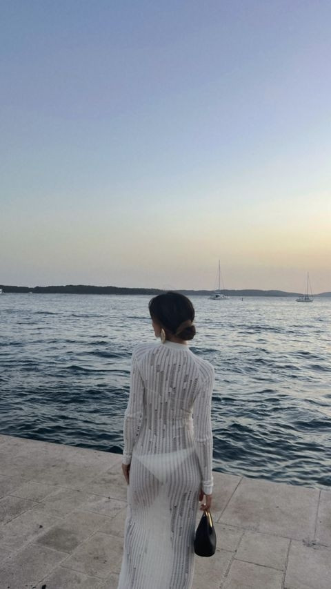 Певица Нюша снялась в прозрачном платье