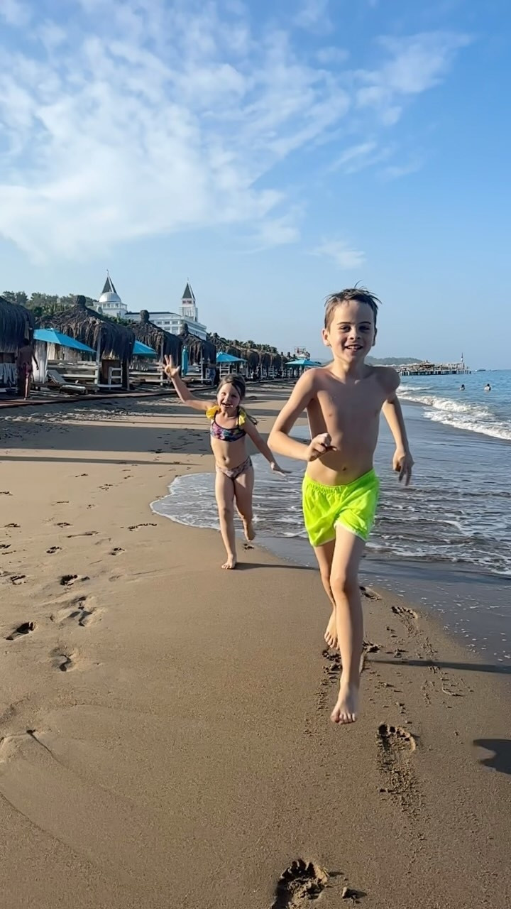 Сергей Лазарев снял резвящихся на пляже повзрослевших детей