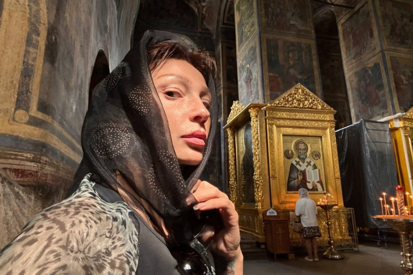 Блогерша Настя Ивлеева снялась в монастыре после конфликта с «голой» вечеринкой