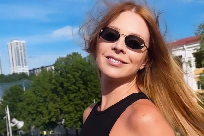 Наталья Подольская снялась в мини-платье, показав стройные загорелые ноги