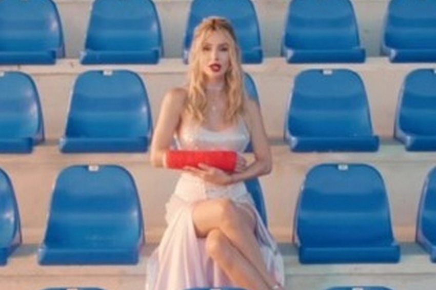 Уехавшая из РФ Светлана Лобода запела на русском и сняла видеоклип в цветах триколора