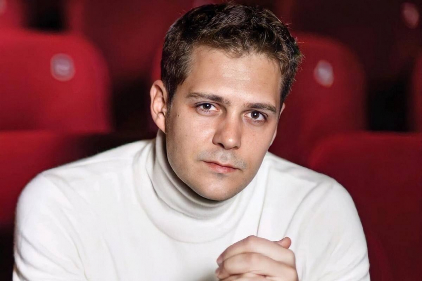 Милош Бикович снял редкое фото с женой и новорожденным сыном