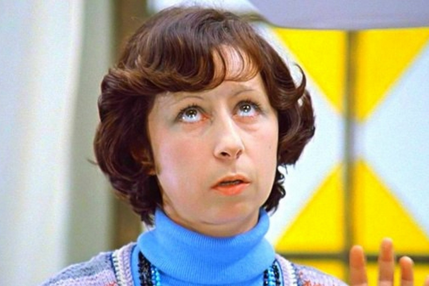 Зрители обнаружили киноляп в фильме «Служебный роман», который сняли с маникюром Верочки