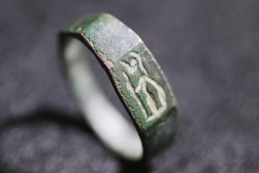 13-летний мальчик обнаружил 1800-летнее кольцо с изображением богини войны