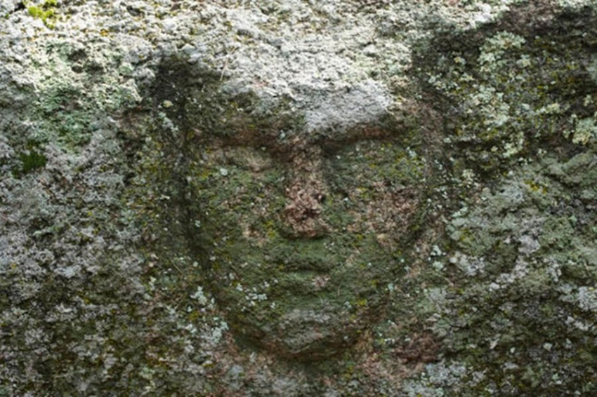 В Казахстане обнаружено высеченное на камне загадочное человеческое лицо