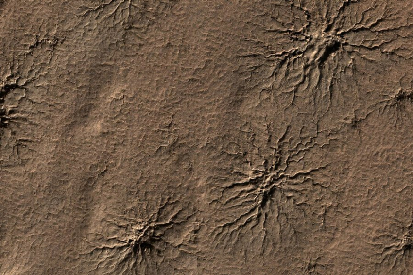 Ученые впервые воссоздали паукообразные геологические образования Марса 