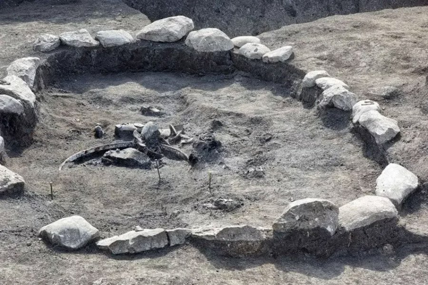 В Болгарии обнаружили загадочные каменные сооружения и римскую колесницу