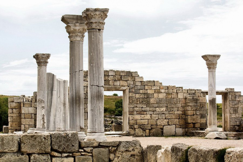 Уникальные артефакты обнаружены при реконструкции коммуникаций в Херсонесе