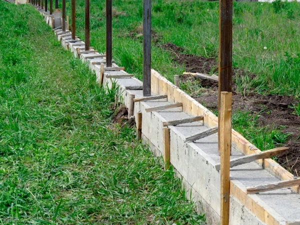 Ленточный фундамент под забор: надежное основание для долговечной конструкции