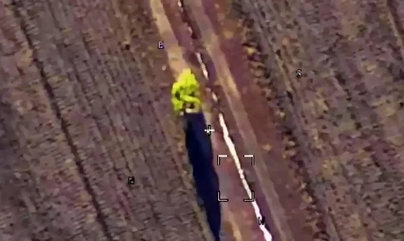 Что-то здесь не так: бегущий из Курской области боевик ВСУ замаскировался под куст — кадры Минобороны РФ