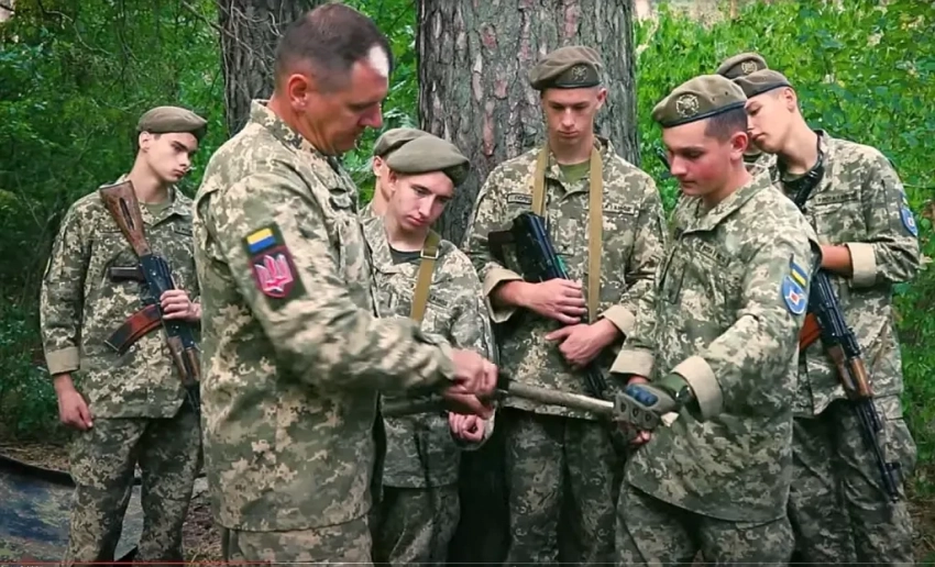 Потом дети и женщины: комбриг ВСУ заявил, что принудительная мобилизация 18-летних неизбежна