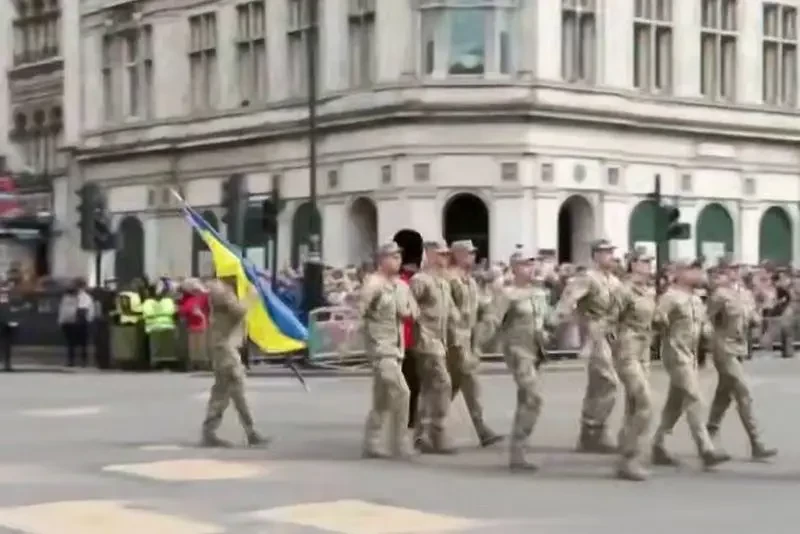 «Десять человек под флагом Украины»: В Лондоне прошёл военный «парад», в котором приняли участие украинские военные