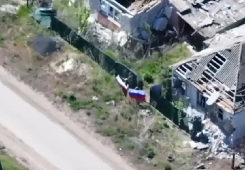 Минобороны показало кадры поднятия российского флага над стратегически важным селом Торское в ДНР