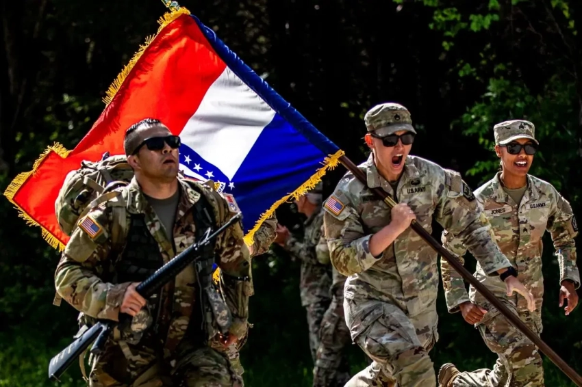 Сладков: в современной войне американскому солдату придётся привыкать к пешим марш-броскам