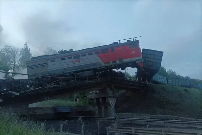 «Таких совпадений не бывает»: Железнодорожный мост обрушился в Курской области во время прохождения по нему грузового состава