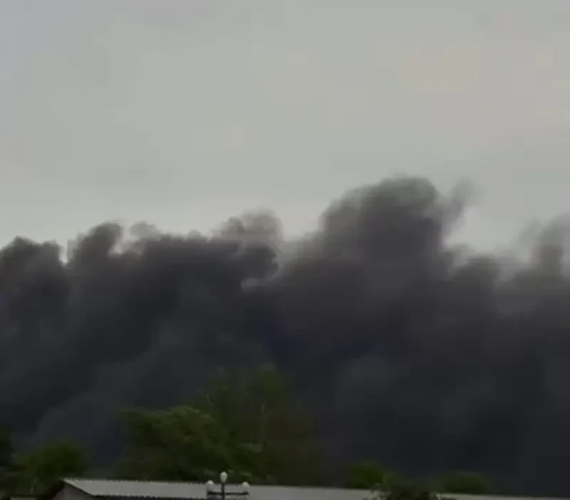 Серия ударов нанесена по военным объектам в Харькове и Днепропетровске - горят склады с оружием