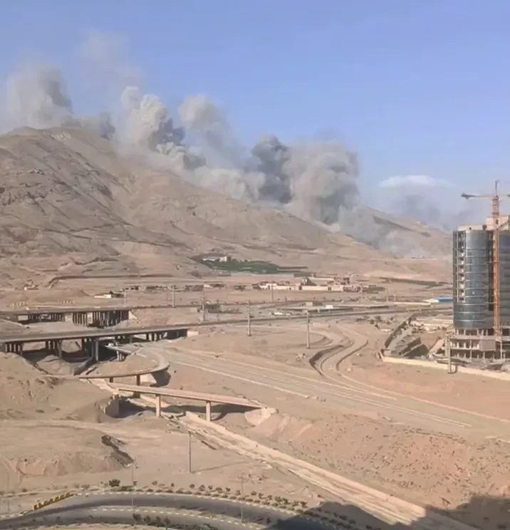 В сети появились фото, обозначенные как последствия иранского ракетного удара по промзоне израильской Хайфы