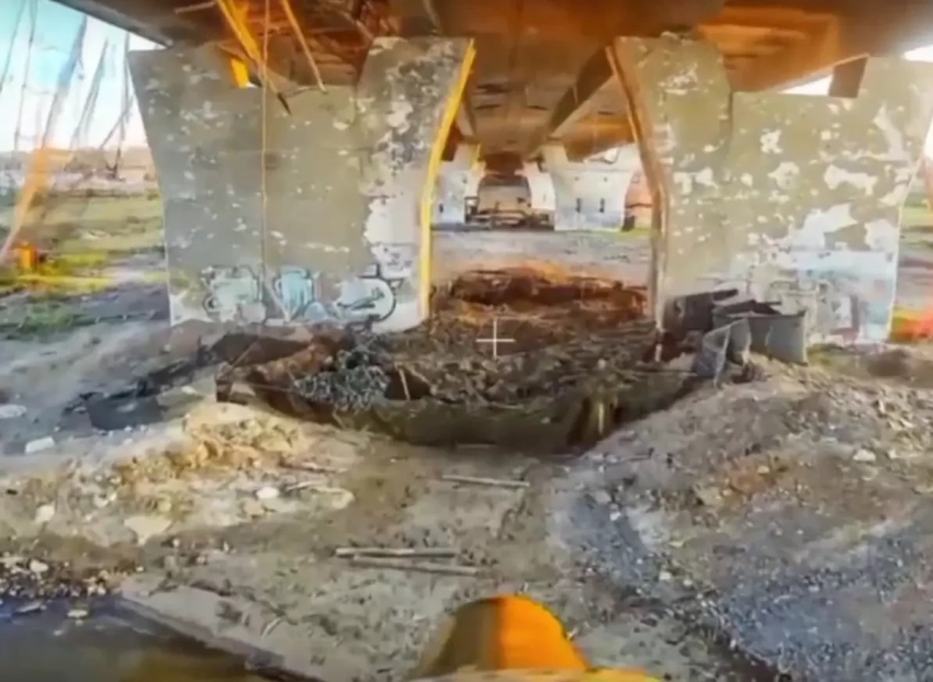 Опубликованы кадры уничтожения двух лодок десанта противника, замаскированных под Антоновским мостом