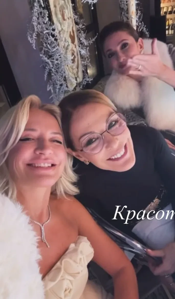 Сати Спивакова, Виктория Шелягова, Снежанна Георгиева и Юлия Матвиенко на светском ужине в Москве