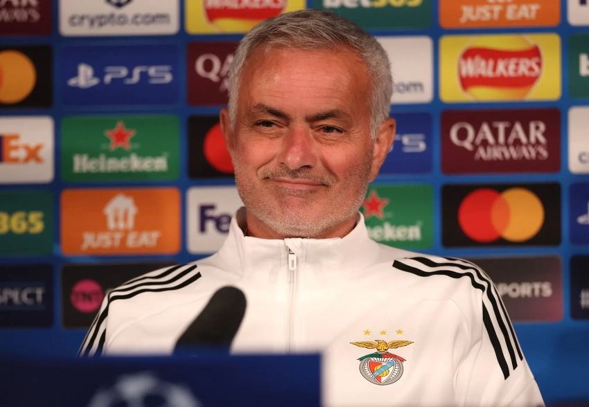 Футбольный тренер Жозе Моуринью оставил счёт почти на 1 млн долларов за номер в Four Seasons после ухода из "Фенербахче"