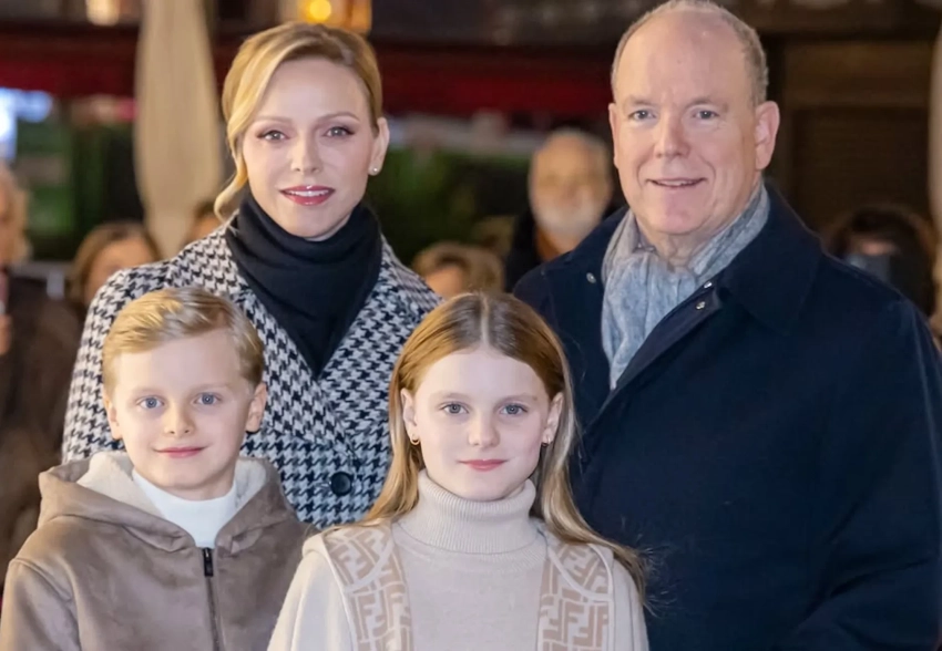 Князь Монако Альбер II и княгиня Шарлен с детьми зажгли рождественскую ёлку в Монако