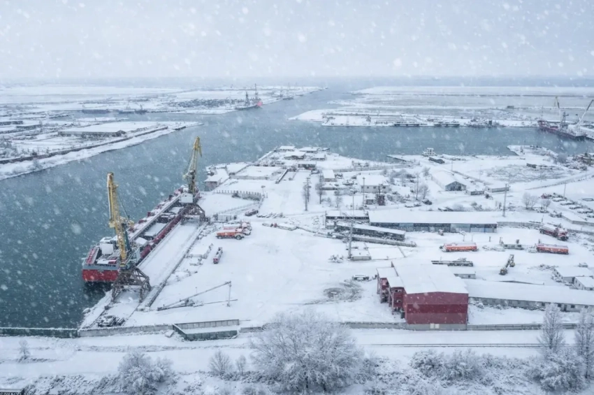 Атака украинских БПЛА привела к пожару в порту Темрюка