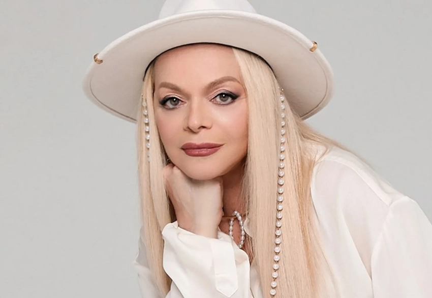 Лариса Долина просит разрешить ей пожить в проданной квартире ещё несколько месяцев и хочет взыскать с Полины Лурье плату за ЖКУ