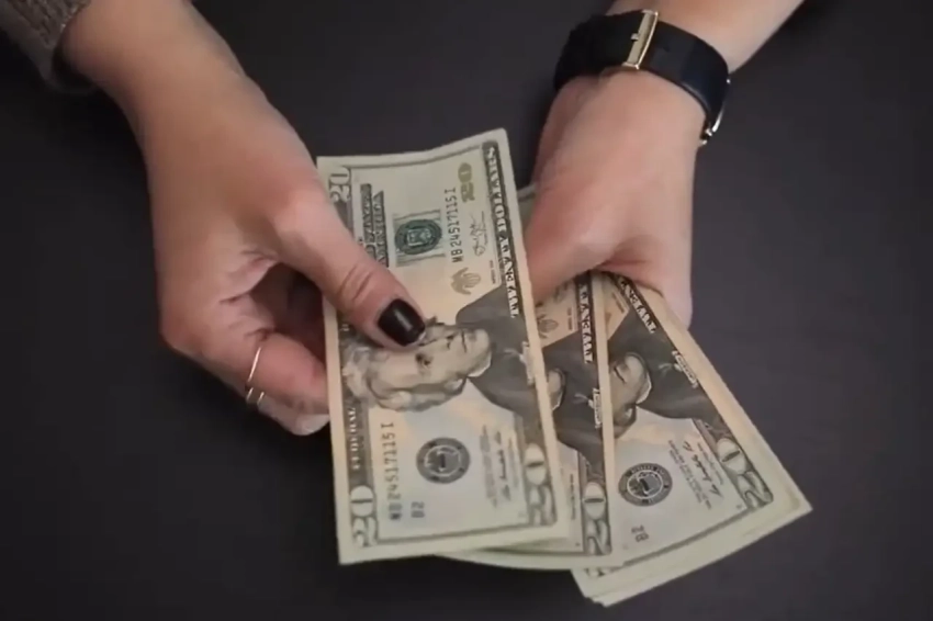 Если вы следите за долларом, то он за сутки изрядно потерял в цене