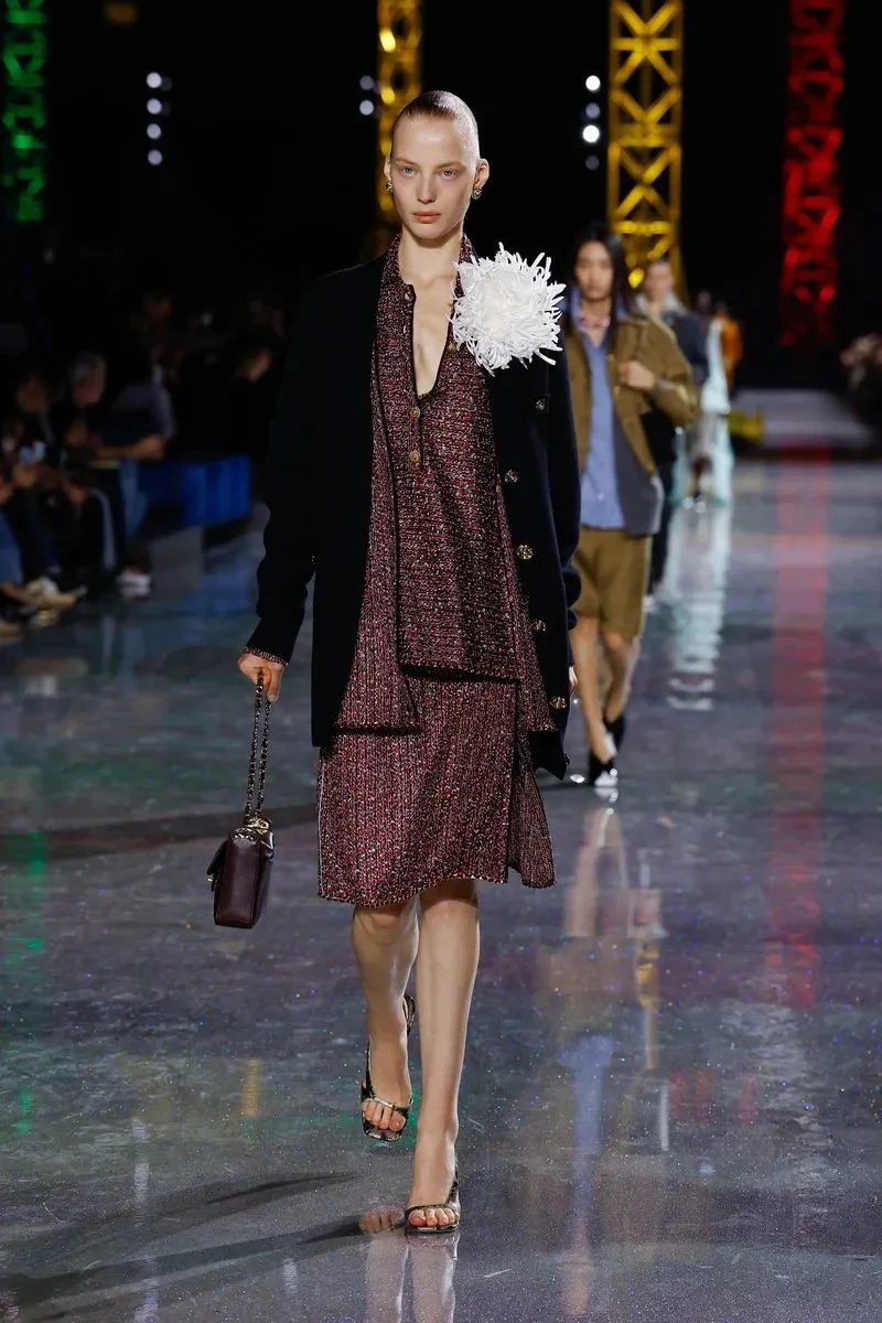 Неделя моды в Париже: Марго Робби (с каре), Кайли Миноуг, Лили-Роуз Депп и Ольга Карпуть среди гостей, российские модели — на подиуме на показе Chanel