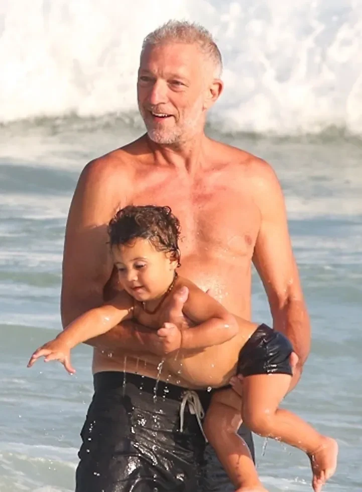 Венсана Касселя с девушкой Нарой Баптистой и подросшим сыном засняли на пляже