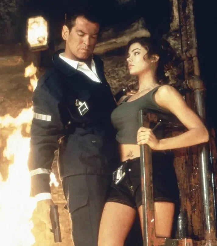 "Выглядит на 15 лет моложе". В сети обсуждают "феноменальный" результат пластической операции 55-летней Дениз Ричардс