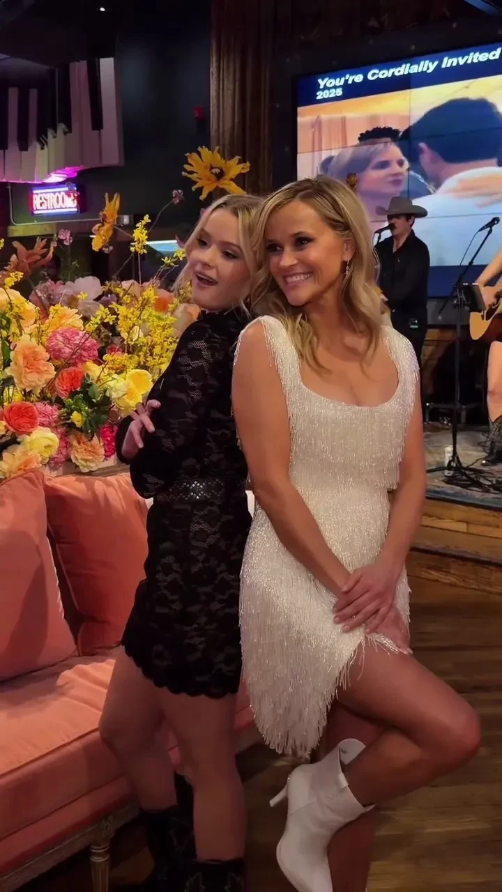 Мини-платье и вечеринка в стиле Дикого Запада: Риз Уизерспун показала, как отметила 50-летие с детьми и близкими