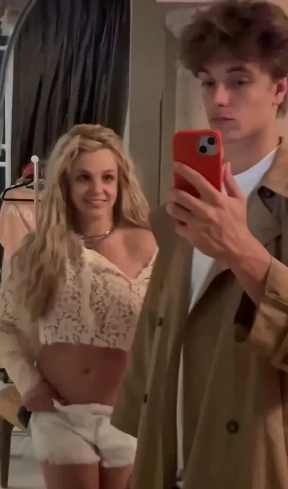 Бритни Спирс вернулась в соцсети после ареста за вождение в нетрезвом виде и показала новое видео с 19-летним сыном