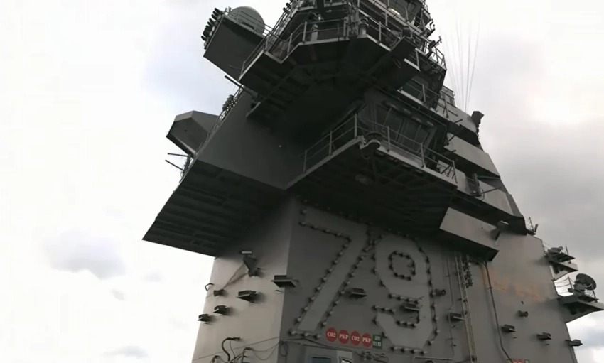 С авианосца Gerald Ford выгружают повреждённое имущество с запретом утилизации