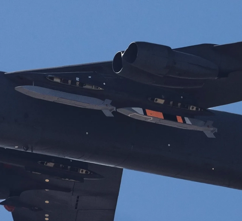 Под крылом B-52 ВВС США «засветилась» перспективная термоядерная ракета AGM-181